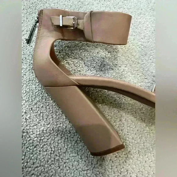 Report Madysan Nude and white sandal block heels - Picture 3 of 8